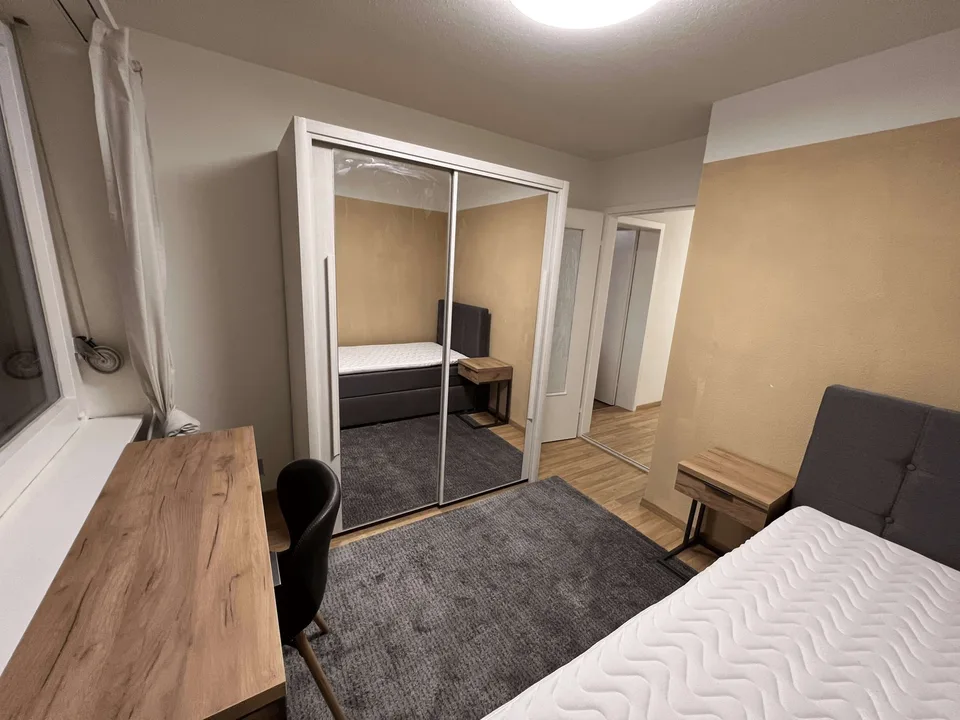 Möbliertes Zimmer in modernisierter Wohnung an top Lage