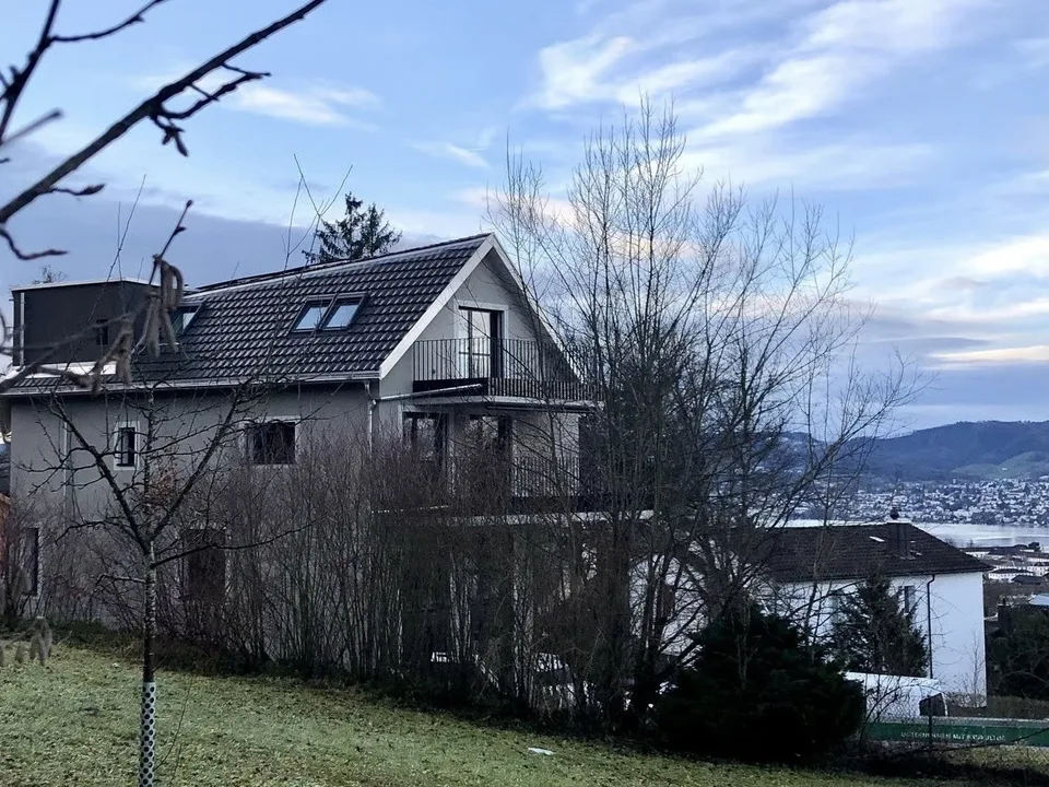 Exklusiver Attika-Komfort mit traumhafter Weitsicht über den Zürichsee
