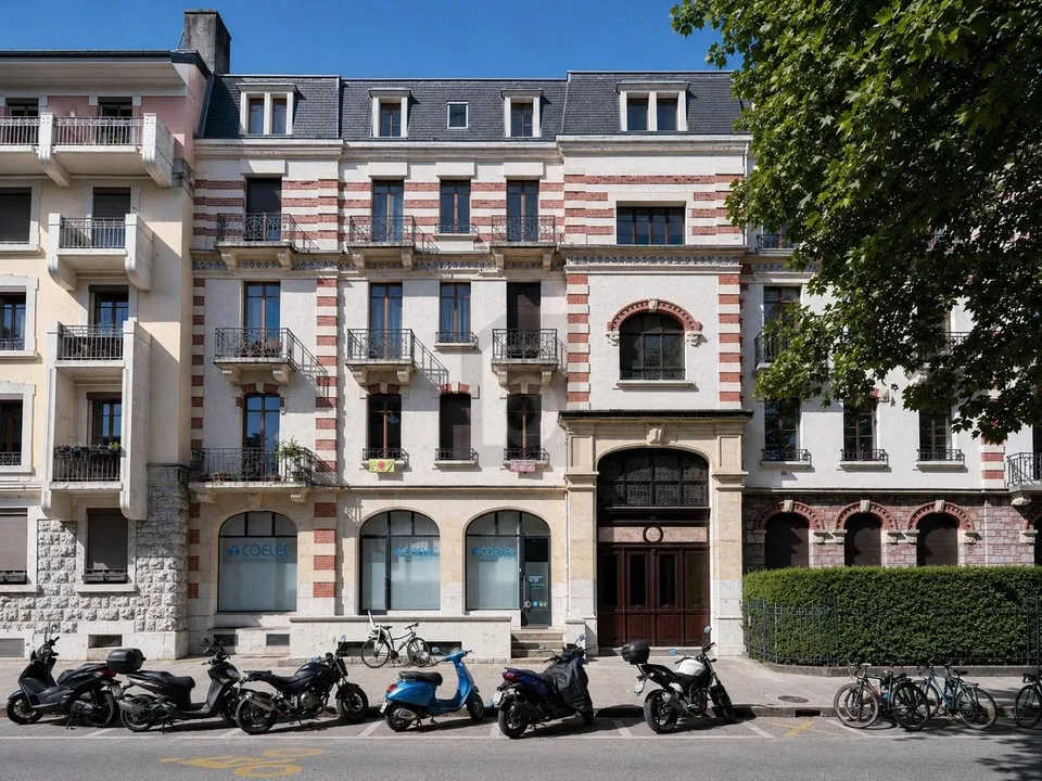 ATTIQUE AVEC BALCON À SERVETTE-CHARMILLES