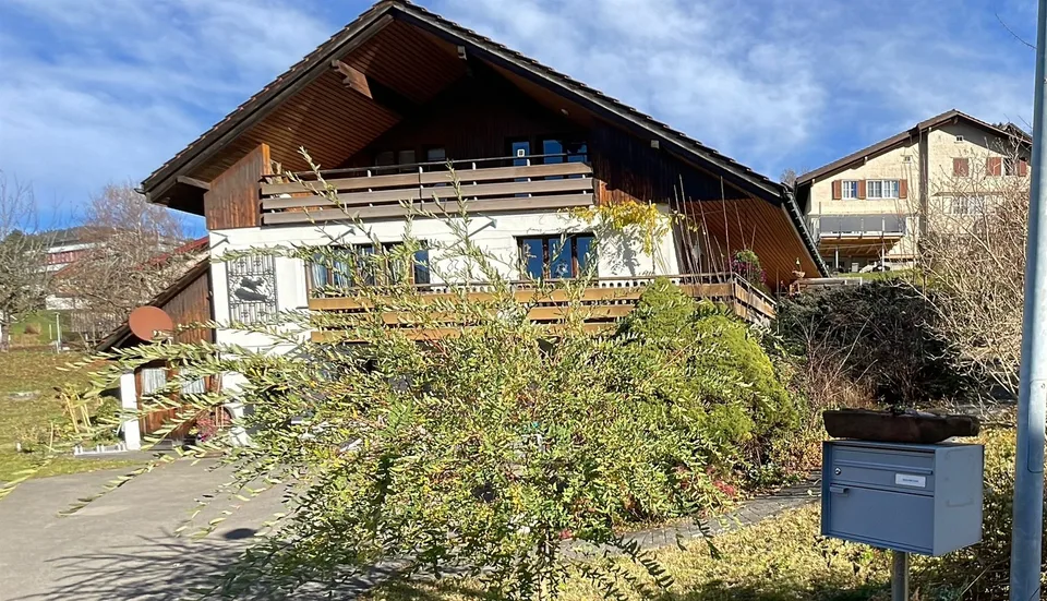 Schöne Dachwohnung mit grossem Süd Balkon