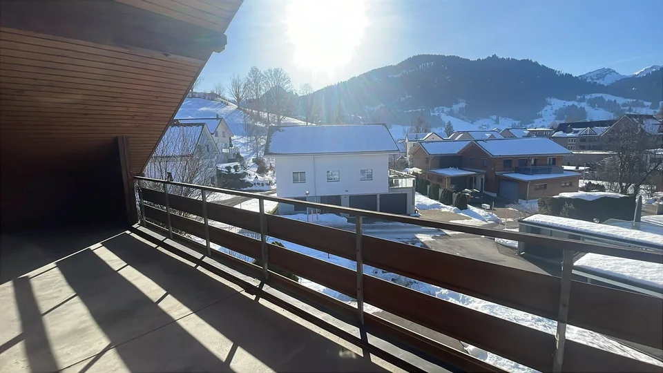 Schöne Dachwohnung mit grossem Süd Balkon