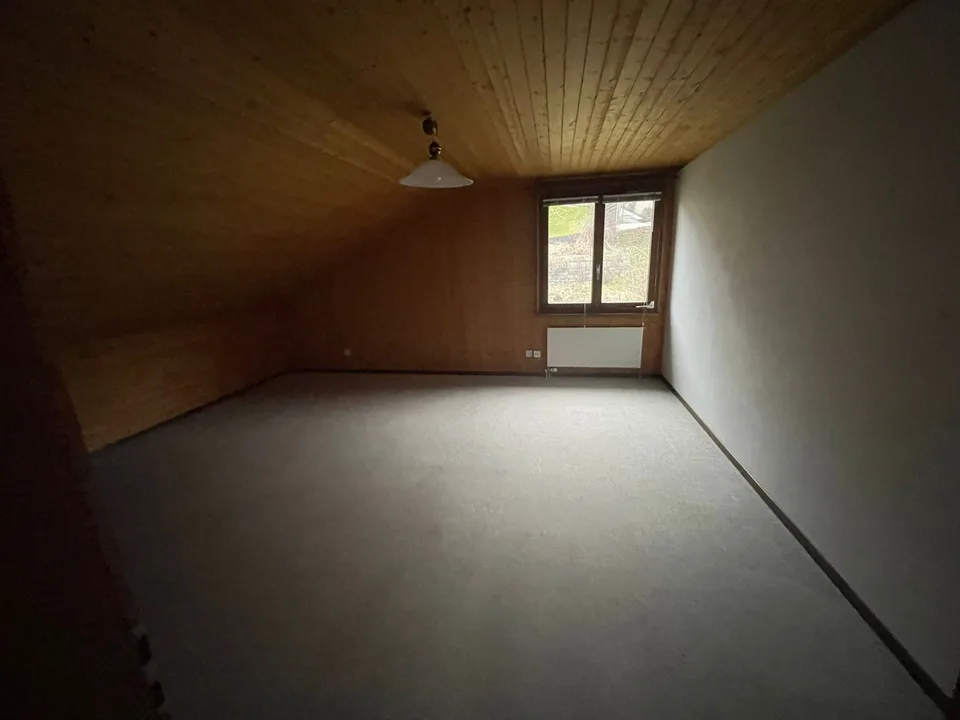 Schöne Dachwohnung mit grossem Süd Balkon