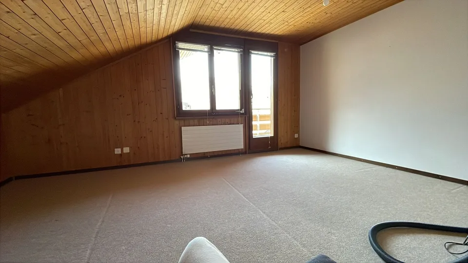 Schöne Dachwohnung mit grossem Süd Balkon