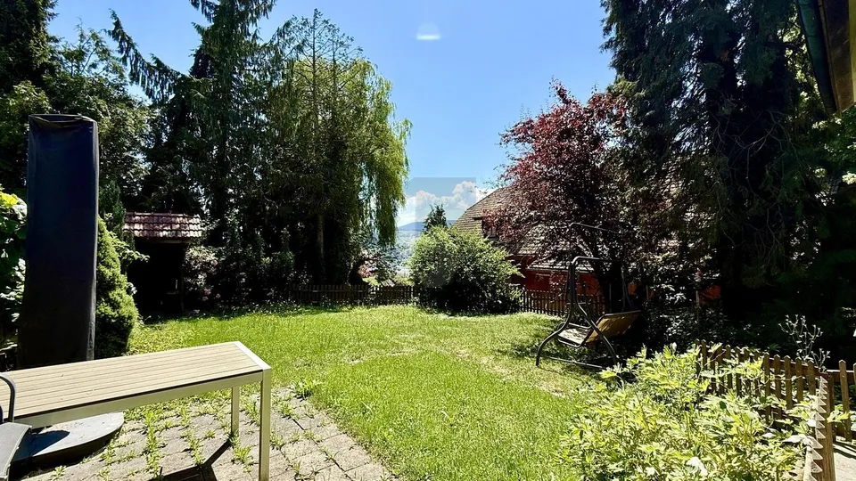 HEIMELIG IM GRÜNEN MIT GROSSEM GARTENSITZPLATZ