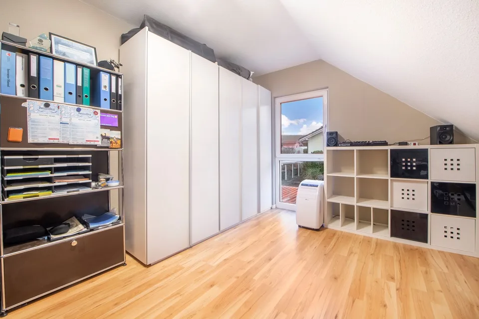 Freistehendes 5.5-Zimmer-Einfamilienhaus mit unschlagbar tiefen Energiekosten – Foto 11 von 14