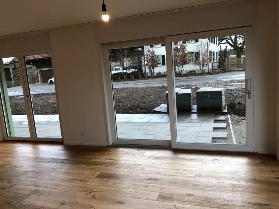 Nuovo appartamento 3 1/2 locali al piano terra con 91 m2 e 72 m2 di area di seduta coperta e grande quota di giardino