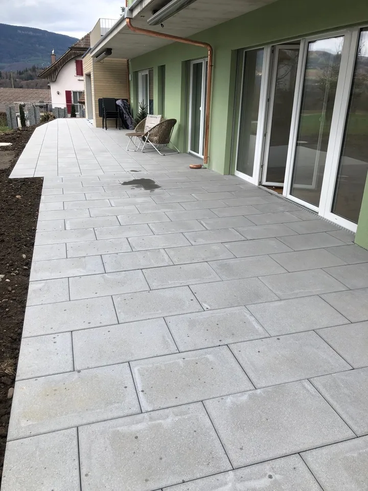 Nuovo appartamento 3 1/2 locali al piano terra con 91 m2 e 72 m2 di area di seduta coperta e grande quota di giardino