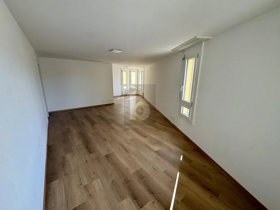 FRISCH RENOVIERT UND LICHTDURCHFLUTET!