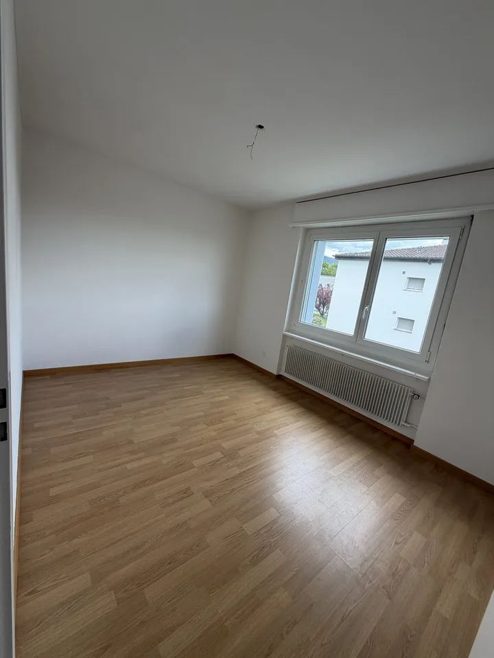 Sanierte Küche und schöner Ausblick – Grosszügige 3-Zimmerwohnung im 2. Obergeschoss