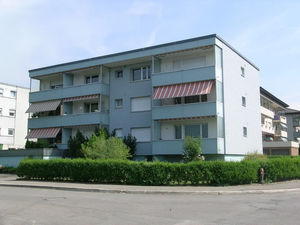 Sanierte Küche und schöner Ausblick – Grosszügige 3-Zimmerwohnung im 2. Obergeschoss
