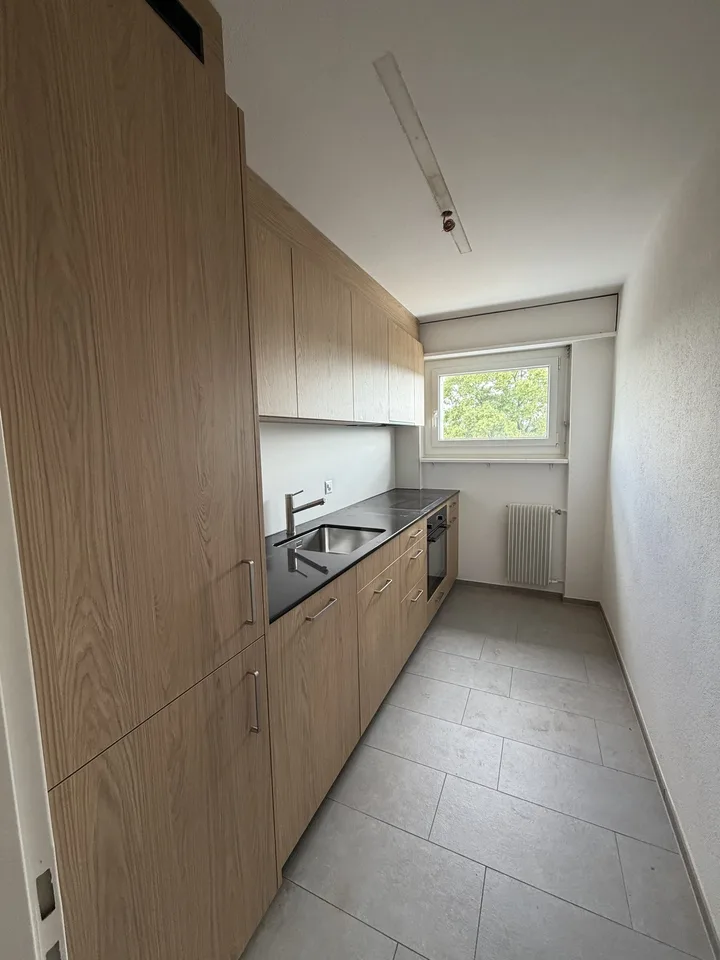 Sanierte Küche und schöner Ausblick – Grosszügige 3-Zimmerwohnung im 2. Obergeschoss