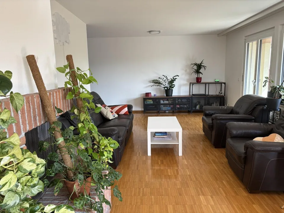 Helle 3.5-Zimmer-Wohnung mit separatem Büro – zentral und ruhig in Düb