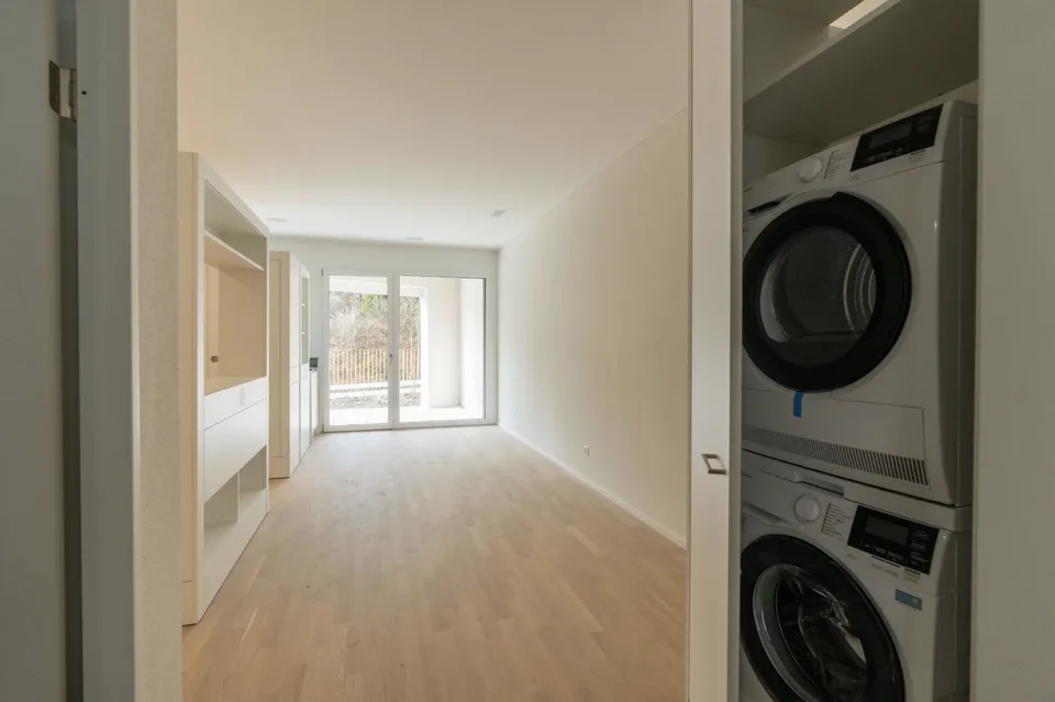 Moderne 1.5 Zimmer Neubauwohnung mit extrem viel Stauraum, Terrasse und Blick ins Grüne