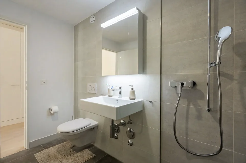 Moderne 1.5 Zimmer Neubauwohnung mit extrem viel Stauraum, Terrasse und Blick ins Grüne