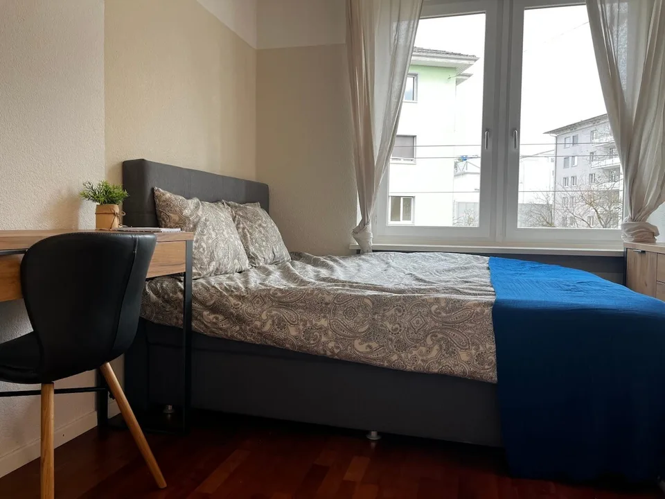 Furnished room in modernised apartment in a top location
