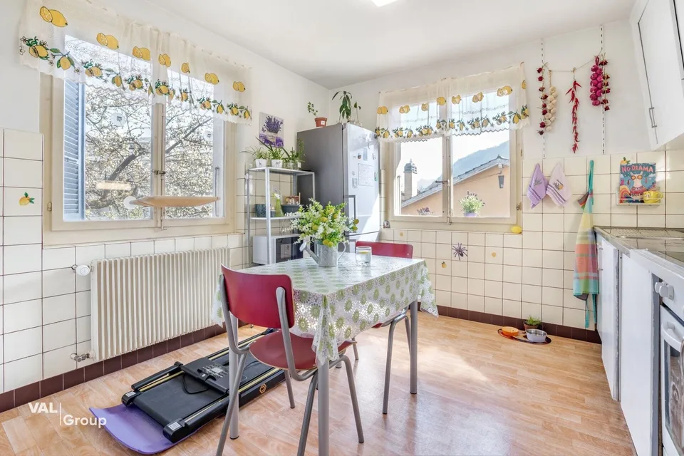 Maison avec revenu locatif immédiat au coeur de Champsec