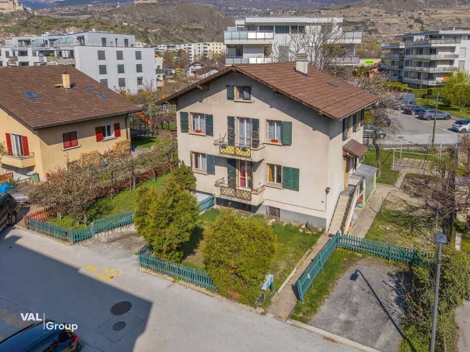 Maison avec revenu locatif immédiat au coeur de Champsec