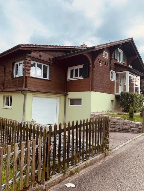 Wohnen & Arbeiten vereint – Freistehendes 5-Zimmer EFH mit grosser Sonnenterrasse und vielseitigem 1 1/2 Zimmer Mehrzweckraum