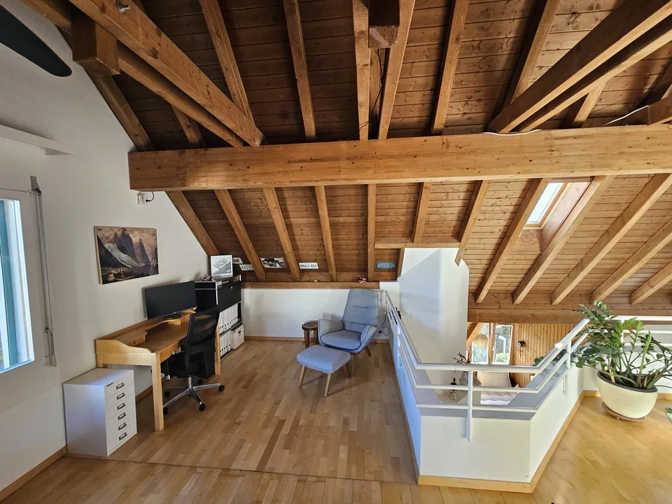 Wunderschön möblierte Maisonette mit Terrasse und Aussicht – Zürich Albisrieden