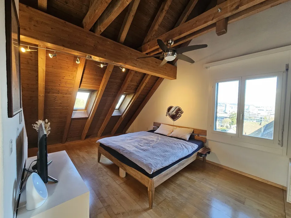 Wunderschön möblierte Maisonette mit Terrasse und Aussicht – Zürich Albisrieden