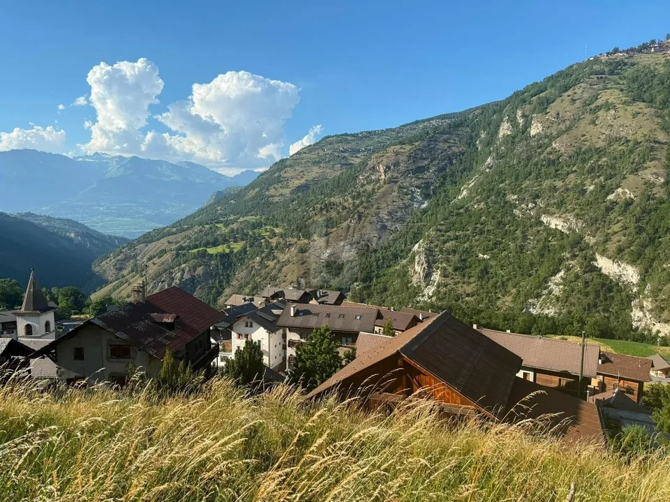 TERRAIN CONSTRUCTIBLE AVEC VUE DÉGAGÉE