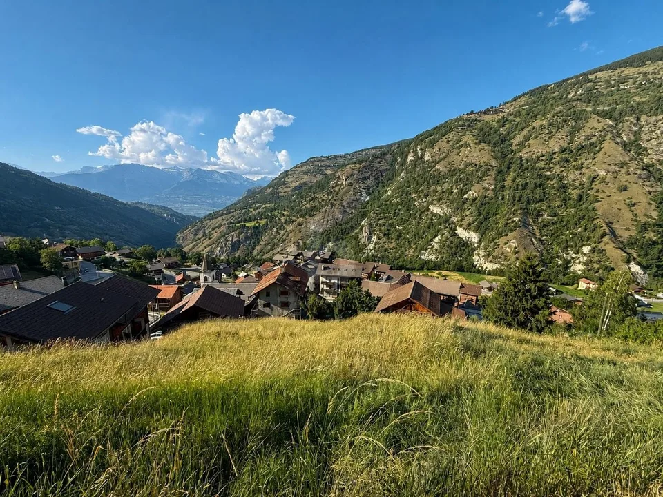 TERRAIN CONSTRUCTIBLE AVEC VUE DÉGAGÉE