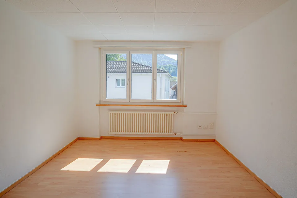 Helle 2.5-Zi-Wohnung mit grossem überdachtem Balkon — Riedern (GL)