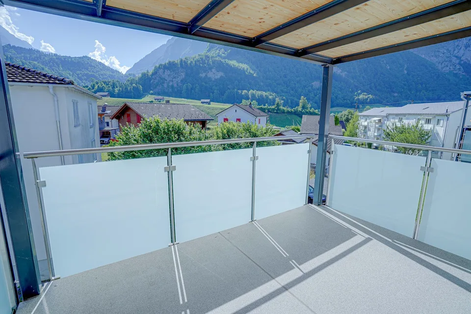 Helle 2.5-Zi-Wohnung mit grossem überdachtem Balkon — Riedern (GL)
