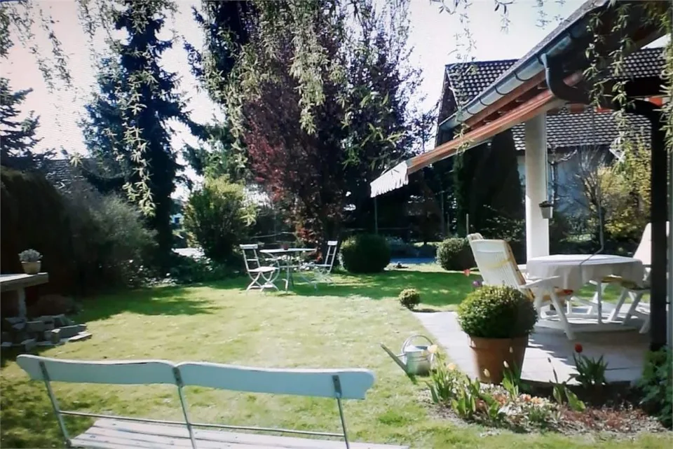 Möbliertes Zimmer in Einfamilienhaus