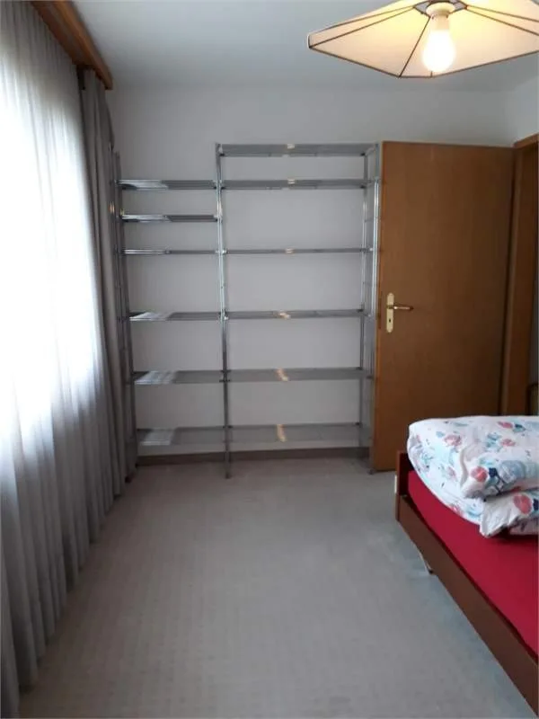 Möbliertes Zimmer in Einfamilienhaus