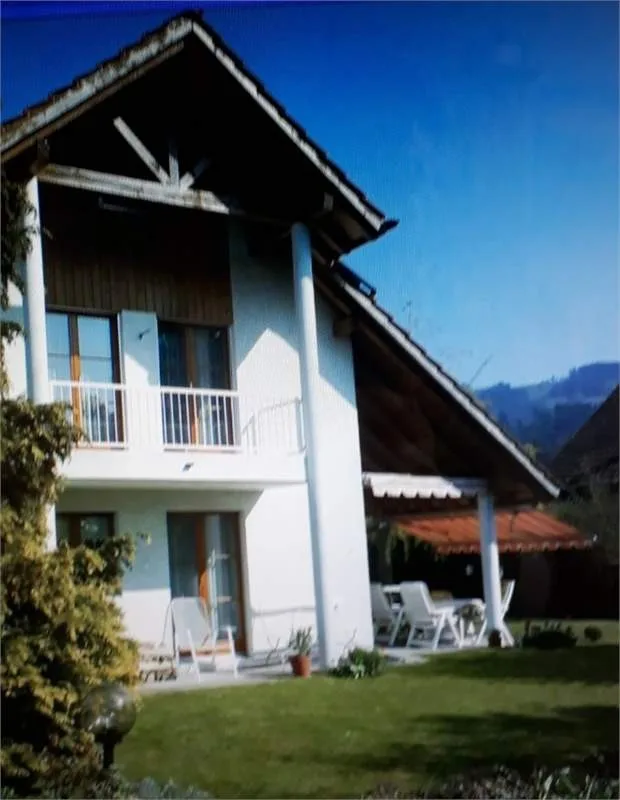 Möbliertes Zimmer in Einfamilienhaus