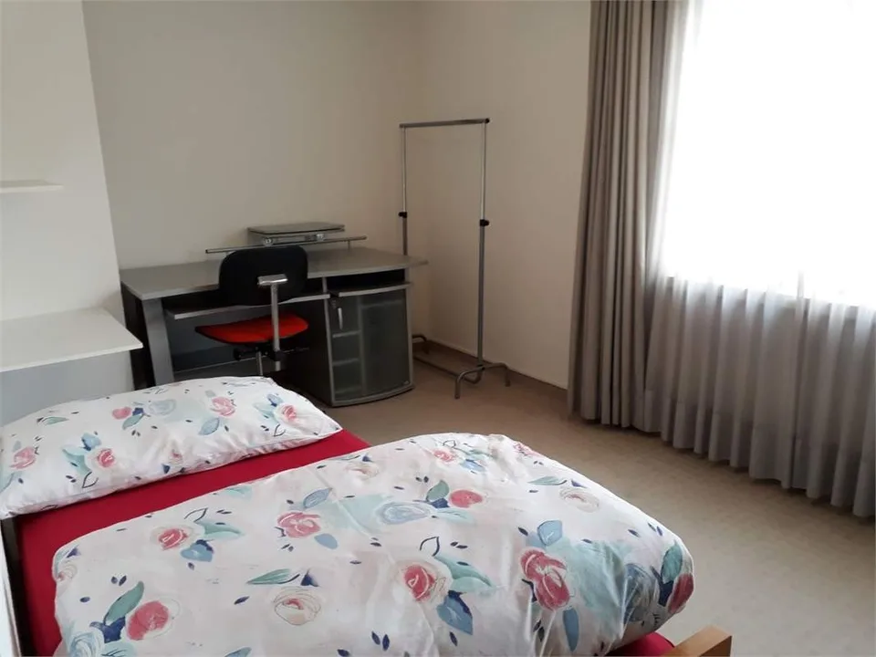 Möbliertes Zimmer in Einfamilienhaus