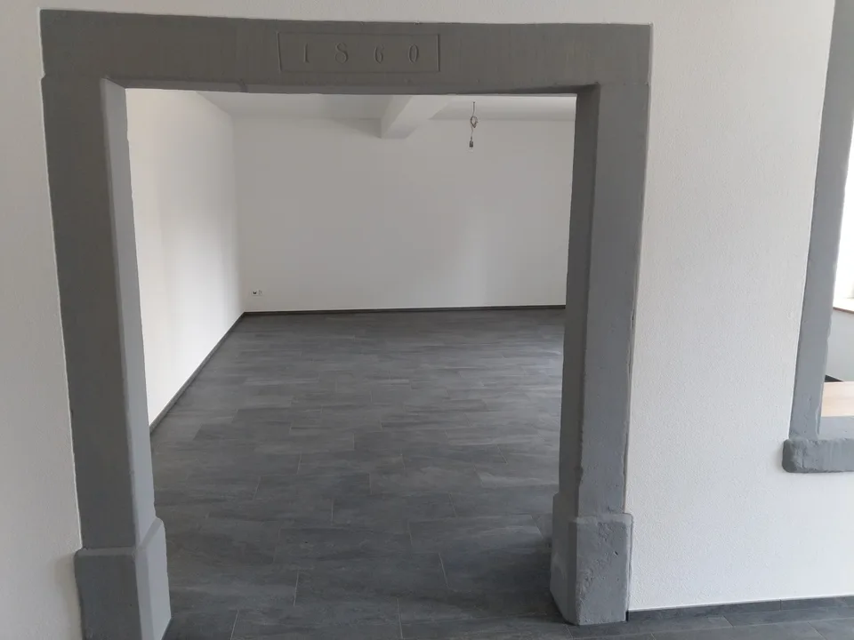 Zweitvermietung dieser grosszügigen Wohnung mit grossem Sitzplatz und speziellem Grundriss