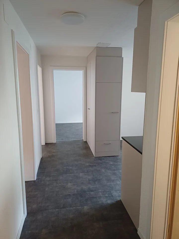 Grosses, helles Zimmer (18 m²) mit Balkon & Garage – 30 m vom Bahnhof Schiers – CHF 820 inkl. NK