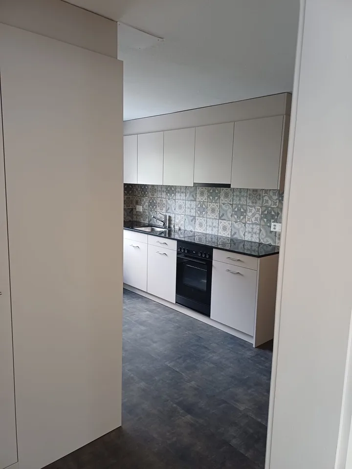 Grosses, helles Zimmer (18 m²) mit Balkon & Garage – 30 m vom Bahnhof Schiers – CHF 820 inkl. NK