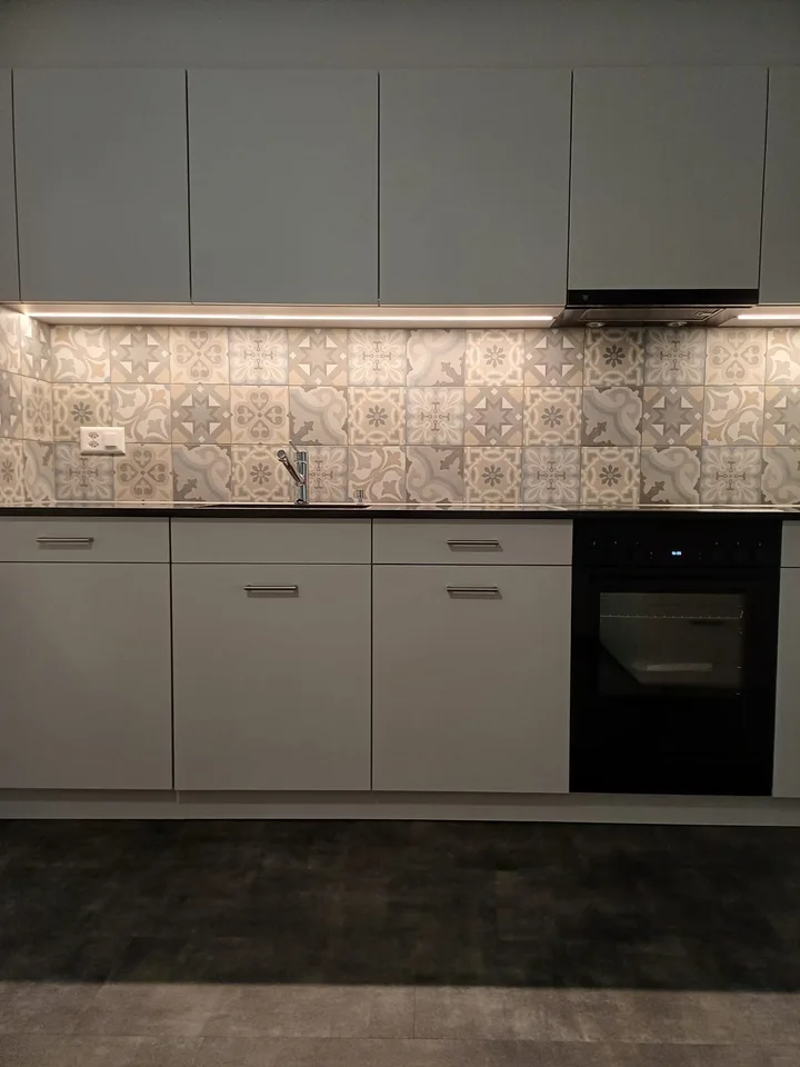 Grosses, helles Zimmer (18 m²) mit Balkon & Garage – 30 m vom Bahnhof Schiers – CHF 820 inkl. NK
