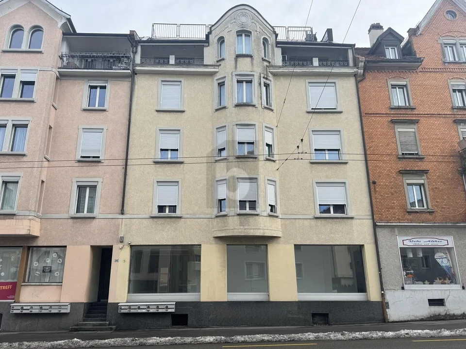 AN TOP LAGE MIT GROSSEM SCHAUFENSTER
