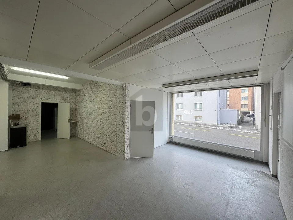 AN TOP LAGE MIT GROSSEM SCHAUFENSTER