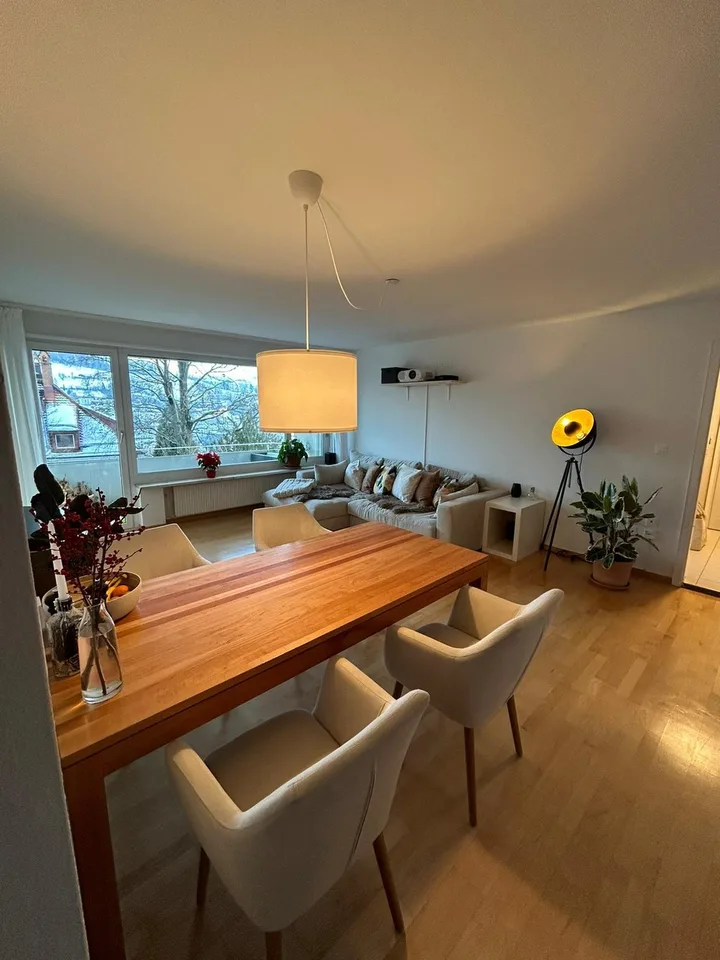 Charmante 4.5 Zimmer-Wohnung mit Balkon über St. Gallen und doch zentral