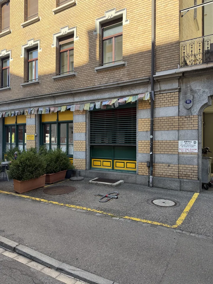 Zentraler Aussenparkplatz 5 Minuten vom Bahnhof