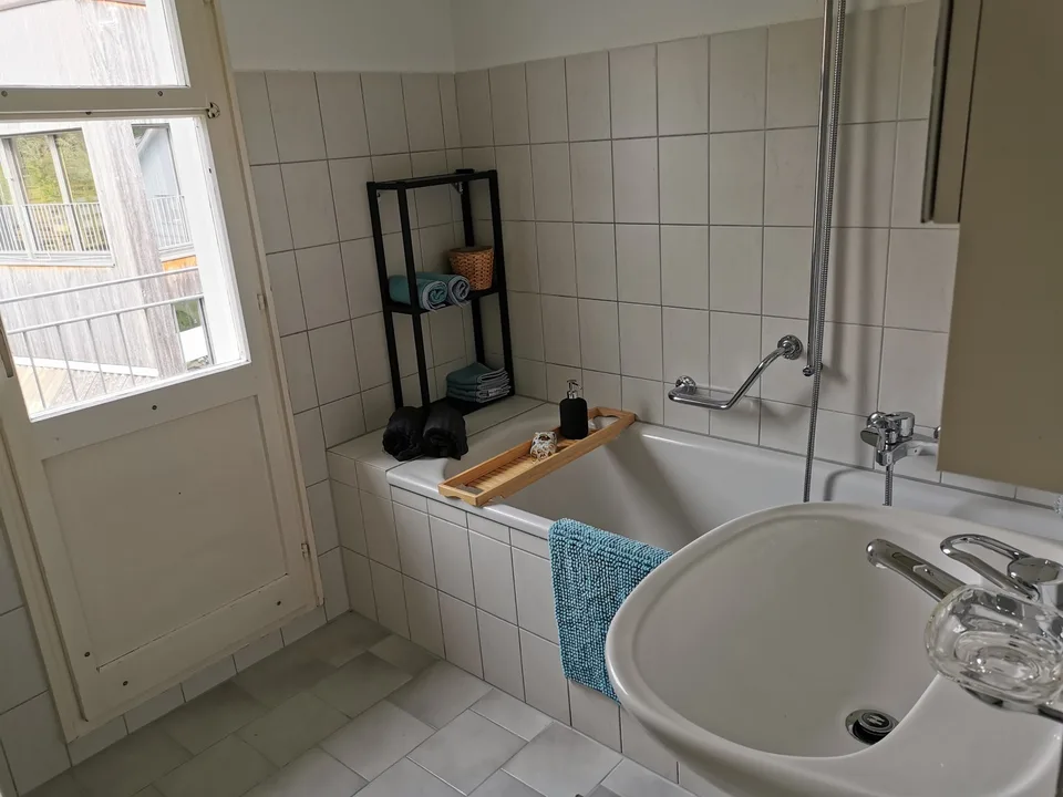 Vivere nell'appartamento di vecchio edificio soleggiato con charme / terrazza accogliente