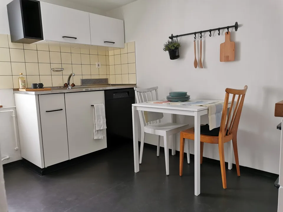 Leben in der sonnigen Altbauwohnung mit Charme / lauschige Terrasse