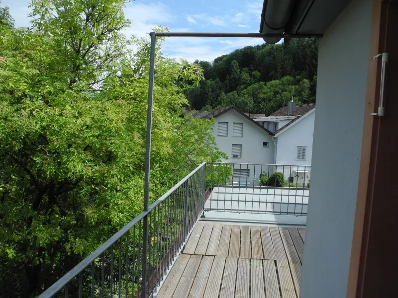 Vivere nell'appartamento di vecchio edificio soleggiato con charme / terrazza accogliente