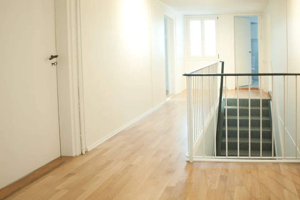 Vivere nell'appartamento di vecchio edificio soleggiato con charme / terrazza accogliente