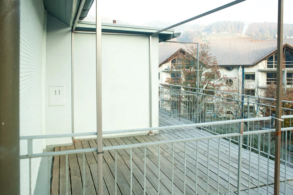 Vivere nell'appartamento di vecchio edificio soleggiato con charme / terrazza accogliente