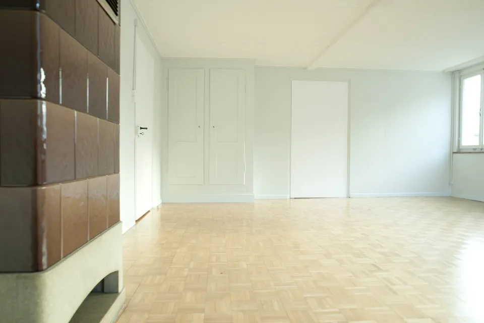 Vivere nell'appartamento di vecchio edificio soleggiato con charme / terrazza accogliente