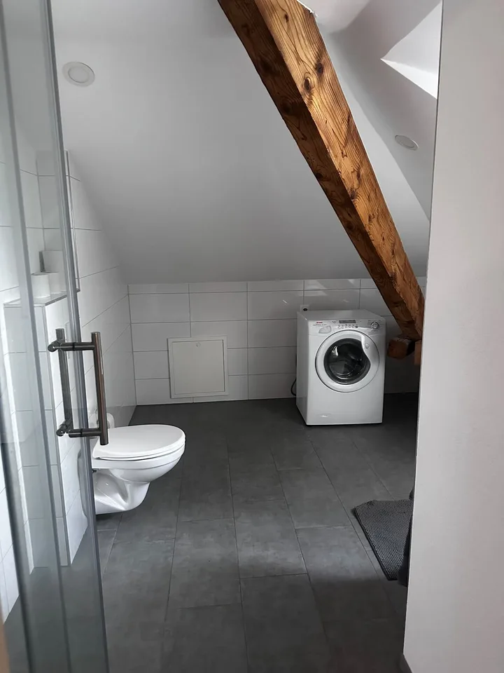 Schöne möblierte Dachwohnung mit Flair
