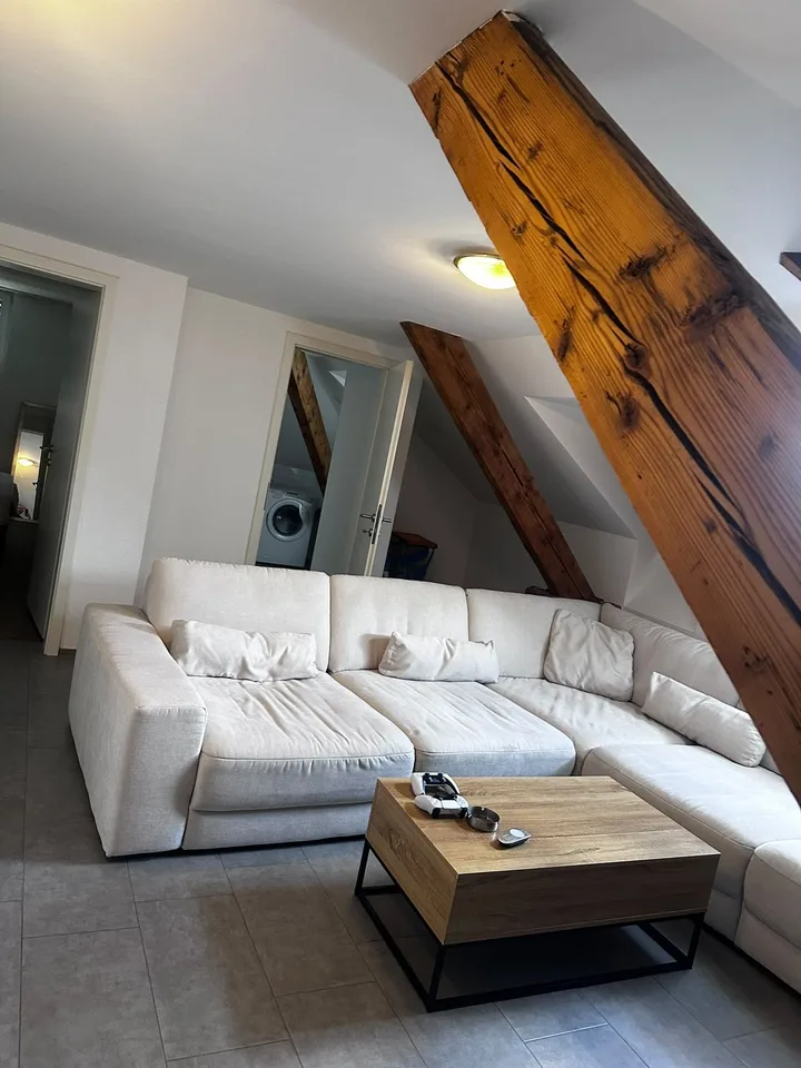 Schöne möblierte Dachwohnung mit Flair