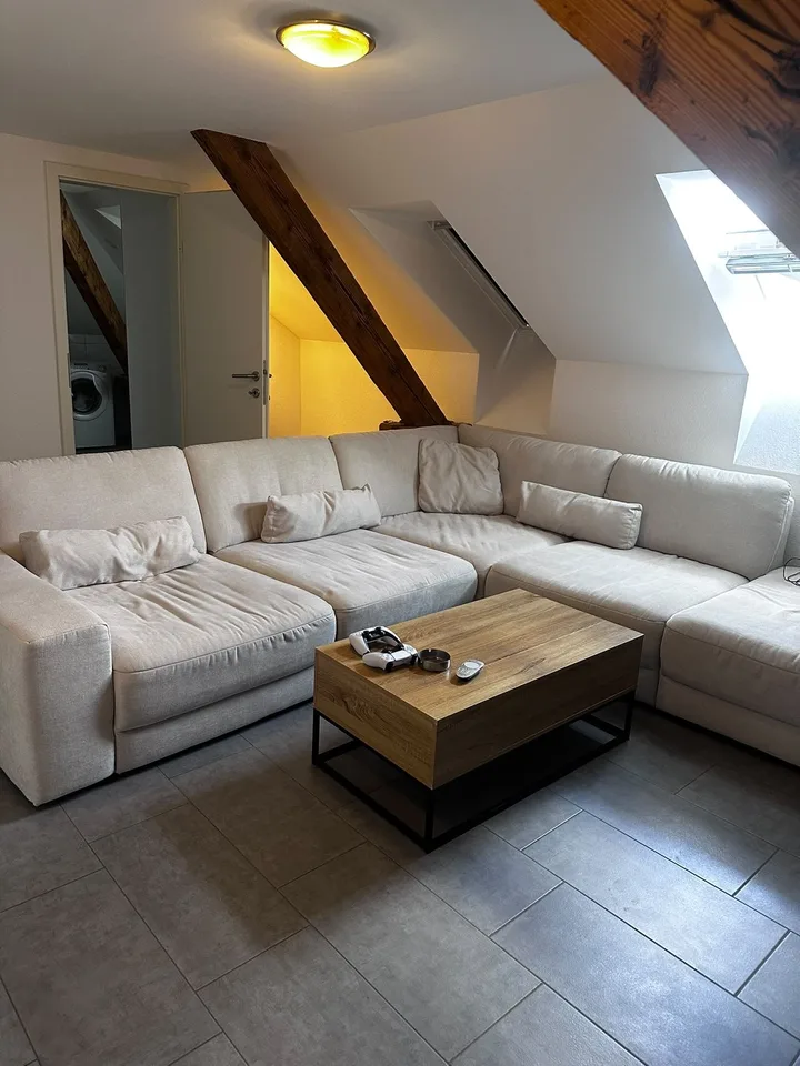Schöne möblierte Dachwohnung mit Flair