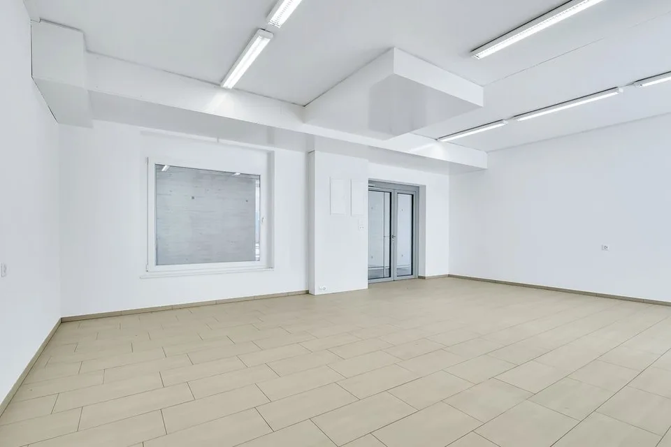 Grosszügiges und helles Büro/Atelier zu vermieten!